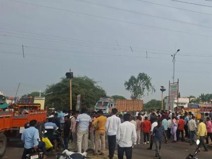 A bike collided with a tractor trolley crossing the road; One died on the spot, two seriously injured | रस्ता ओलंडणाऱ्या ट्रॅक्टरच्या ट्रॉलीवर दुचाकी धडकली; एकाचा जागीच मृत्यू, दोघे गंभीर जखमी