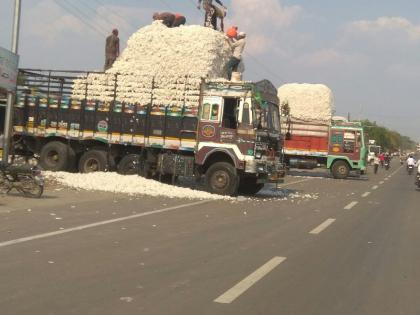 Traffic movement due to loads of cotton is being carried out | कापूस भरण्यासाठी भर रस्त्यात वाहने लावल्याने होतेय वाहतूक कोंडी