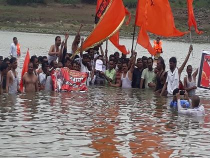 jal Samadhi Adolon in Godavari basin for Maratha Reservation at Dhalegaon | ढालेगाव येथे मराठा आरक्षणासाठी गोदावरी पात्रात अर्ध जलसमाधी आदोलन