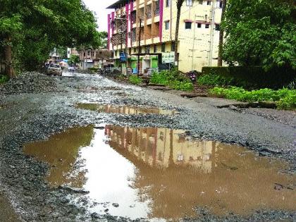 Junk stone to fill pits | खड्डे भरण्यासाठी जांभा दगड