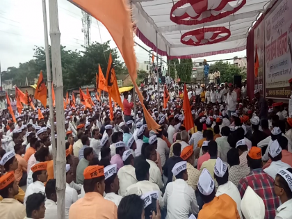 Inadequate stance agitation for the Maratha reservation in Pathardi | पाथर्डीत मराठा आरक्षणासाठी बेमुदत ठिय्या आंदोलन