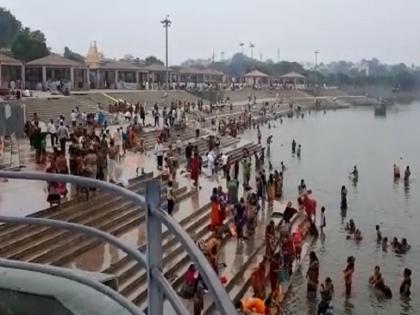 After the solar eclipse, a crowd of devotees take bath at the Goda bank | सूर्यग्रहणानंतर गोदाकाठावर स्नानासाठी भाविकांची गर्दी