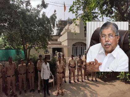 Armed police presence in front of Minister Chandrakant Patil house in Kolhapur | मंत्री चंद्रकांत पाटील यांच्या कोल्हापुरातील घरासमोर पोलिसांचा सशस्त्र बंदोबस्त