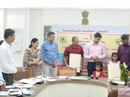  Archit Patil and Shivangi Kale were felicitated by the Collector  | अर्चित पाटील व शिवांगी काळेचा जिल्हाधिकाऱ्यांच्या हस्ते सत्कार; नवसंशोधन व शौर्याचा केला गौरव