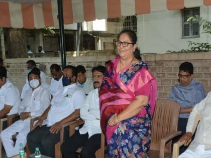 Confusion remains over Sangli Congress rebel Jayashreetai Patil's decision to defect | Sangli: काँग्रेस बंडखोर जयश्रीताईंच्या बैठकीत भूमिकेचा संभ्रम कायम, पाच दिवसांत निर्णय घेण्याचे कार्यकर्त्यांना आश्वासन Confusion remains over Sangli Congress rebel Jayashreetai Patil's decision to defect | Sangli: काँग्रेस बंडखोर जयश्रीताईंच्या बैठकीत भूमिकेचा संभ्रम कायम, पाच दिवसांत निर्णय घेण्याचे कार्यकर्त्यांना आश्वासन