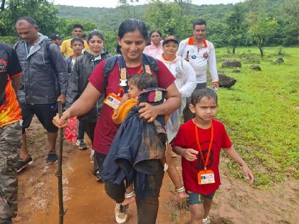 Vaishnavi Nitin Pawar from Shivaji Peth, Kolhapur, completed a 52-kilometer walk from Panhalgad to Pavankhind carrying her two-year-old child in heavy rain | Kolhapur: दोन वर्षांचे लेकरू उराशी घेऊन भर पावसात धावली हिरकणी, ५२ कि.मी पावनखिंड पदभ्रमंती केली पूर्ण Vaishnavi Nitin Pawar from Shivaji Peth, Kolhapur, completed a 52-kilometer walk from Panhalgad to Pavankhind carrying her two-year-old child in heavy rain | Kolhapur: दोन वर्षांचे लेकरू उराशी घेऊन भर पावसात धावली हिरकणी, ५२ कि.मी पावनखिंड पदभ्रमंती केली पूर्ण
