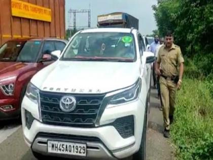 MLA Shahjibapu patil stuck in traffic on Kolhapur-Sangli route | शहाजीबापू ट्रॅफिकमध्ये अडकले, 'एकदम ओक्के' म्हणत वाहनधारकांनी डिवचले!