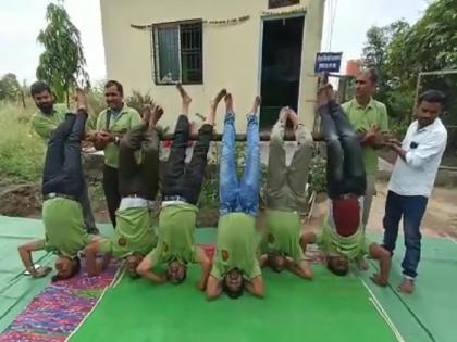 'When will men be free?'; Patni Pidit Ashram celebrate World Men's Day by Shirshasana Movement | 'पुरुष स्वतंत्र कधी होणार ?'; जागतिक पुरुष दिनी पत्नी पीडितांचे शीर्षासन आंदोलन 