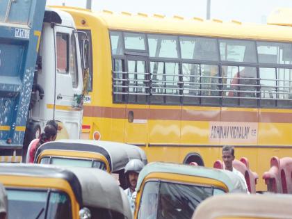 Due to heavy vehicles, the letter pole is happening | अवजड वाहनांमुळे पत्रीपुलावर होतेय कोंडी