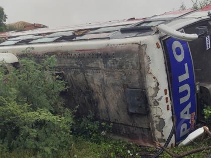 private passenger bus overturns at khambatki ghat four injured | खंबाटकी घाटातील खासगी प्रवासी बस उलटली; चार जखमी, वळणावर कठडा तोडून दहा फूट खड्ड्यात