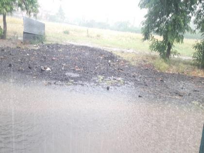 Heavy rain in Ahmednagar: Lightning struck and killed two | अहमदनगरमध्ये वादळी वा-यासह पाऊस : वीज पडून दोघे ठार