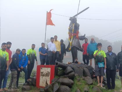 Hill Riders Foundation 68th Panhala to Pawankhind trek begins | Kolhapur: दाट धुके, पावसाच्या सरी अन् 'जय भवानी..जय शिवाजी'च्या जयघोषात पन्हाळा-पावनखिंड मोहिमेला प्रारंभ