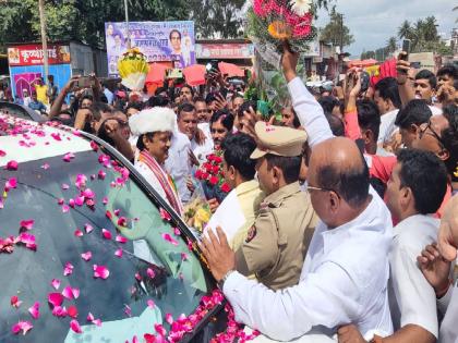 JCB showers flowers on Ajit Pawar Welcome everywhere on the highway in Satara district | अजित पवार यांच्यावर जेसीबीतून फुलांचा वर्षाव; सातारा जिल्ह्यात महामार्गावर ठिकठिकाणी स्वागत 