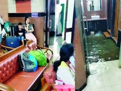 rainwater filled in ladies waiting hall of nagpur railway station | रेल्वेस्थानकातील लेडीज वेटिंग हॉलमध्ये शिरले पावसाचे पाणी; कार्यालयही जलमय