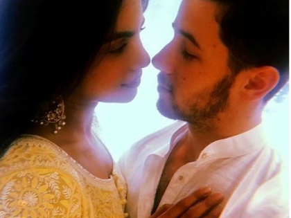  Romantic photos shared by telling Priyanka to future Misses Jonas | रोमँटिक फोटो शेअर करत निकने प्रियांकाला म्हटले भावी मिसेस जोनास