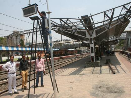 Coach Guidance Display Board installed at Chinchwad railway station | चिंचवड रेल्वे स्थानकावर बसविले कोच गाईडन्स डिस्प्ले बोर्ड 