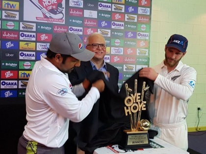 Pakistan cricket team trolled on social media | बिस्किट, लॉलीपॉपनंतर पाकिस्तानी संघ पुन्हा ट्रोल, सोशल मीडियावर विनोद मालिका