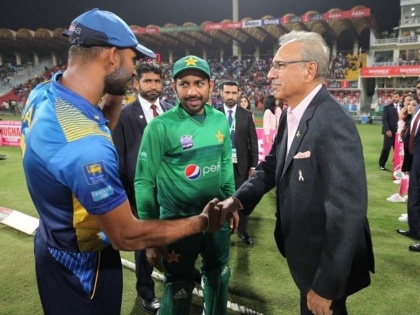 Pakistan cricket board wants Sri Lankan team to pay money for test series held in UAE | पाक मंडळाची श्रीलंकेकडे अजब मागणी, कसोटी मालिका खेळायचीय तर खर्च उचला