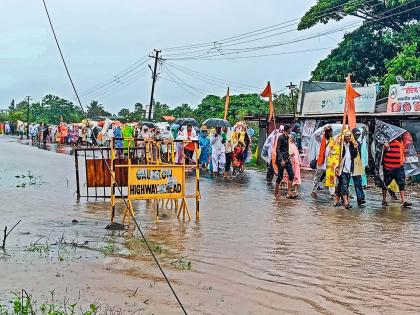 Ashadhi Wari 2025 Pools of water accumulated at the site of the first Abhang Aarti | Ashadhi Wari 2025: अंगावर मुसळधार पावसाच्या सरी झेलत भाविकांची चिंचोलीत विसावास्थळी पालखीच्या दर्शनासाठी गर्दी Ashadhi Wari 2025 Pools of water accumulated at the site of the first Abhang Aarti | Ashadhi Wari 2025: अंगावर मुसळधार पावसाच्या सरी झेलत भाविकांची चिंचोलीत विसावास्थळी पालखीच्या दर्शनासाठी गर्दी