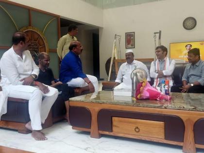 Senior NCP leaders from Pimpri met MLA lakshman Jagtap A political debate | पिंपरीतील राष्ट्रवादीच्या बड्या नेत्यांनी घेतली आमदार जगताप यांची भेट; राजकीय चर्चांना उधाण