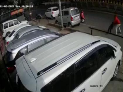 In Pimpri Chinchwad his wife was strangled and hit on the road Shocking type captured on CCTV | Video: पिंपरीत भरस्त्यात पत्नीचा गळा दाबून रस्त्यावर आपटले; धक्कादायक प्रकार सिसिटीव्हीत कैद