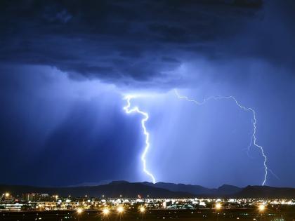 Lightning and thunder Rain lashed Pimpri Chinchwad with stormy winds | विजांचा कडकडाट अन् ढगांचा गडगडाट; पिंपरी-चिंचवडला वादळी वाऱ्यासह पावसाने झोडपले