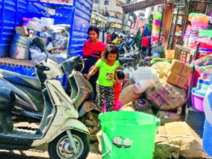 Unprecedented driver, breathing of the Kondotoy market by the encroachment of professionals | बेशिस्त वाहनचालक, व्यावसायिकांच्या अतिक्रमणाने कोंडतोय बाजारपेठेचा श्वास