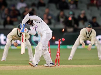 India vs Australia, 1st Test : India finishes Day 2 with 9/1 with the lead of 62 runs. Prithvi Shaw the only wicket to fell for India  | India vs Australia, 1st Test : पृथ्वी शॉ दुसऱ्या डावातही अपयशी, टीम इंडियानं घेतलीय माफक आघाडी 