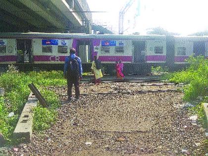 Pedestrian bridge debris on the railway tracks | रेल्वे रुळावरील पादचारी पूल ओस, प्रशासनाचे दुर्लक्ष