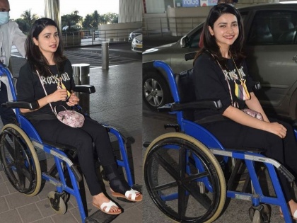 Prachi Desai was seen in a wheelchair at the Mumbai airport | मुंबई एअरपोर्टवर प्राची देसाई दिसली व्हीलचेअरवर, फोटो पाहून चाहत्यांना बसला धक्का