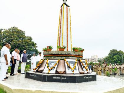 Agricultural University salute the martyrs! | कृषी विद्यापीठात शहिदांना सलाम!