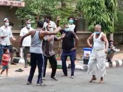 Corona Patients' Zingat Dance in the Quarantine Room in Akola | अकोल्यात क्वारंटीन कक्षात रुग्णांचा झिंगाट डान्स; फिजिकल डिस्टन्सिंगचा फज्जा