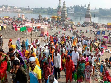 Enjoy the view of Panduranga but walk on the right side of the road | पांडुरंगाच्या दर्शनाला खुशाल जावा पण रस्त्याच्या उजव्या बाजूनं चाला