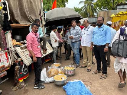 In Pandharpur, 150 kg adulterated pedha worth Rs 60,000 seized | पंढरपुरात ६० हजार रुपयांचा भेसळयुक्त दीडशे किलो पेढा जप्त