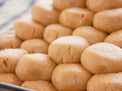 Triple results of exams bring sweetness to 60 quintals of sweet Pedha's in Chhatrapati Sambhajinagar | विद्यार्थ्यांच्या तिहेरी निकालाने छत्रपती संभाजीनगरवासीयांच्या जिभेवर ६० क्विंटल पेढ्यांचा गोडवा Triple results of exams bring sweetness to 60 quintals of sweet Pedha's in Chhatrapati Sambhajinagar | विद्यार्थ्यांच्या तिहेरी निकालाने छत्रपती संभाजीनगरवासीयांच्या जिभेवर ६० क्विंटल पेढ्यांचा गोडवा
