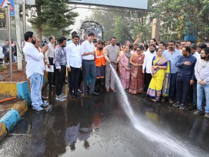 Comprehensive cleanliness drive in Vartaknagar area Cleaning of main roads | वर्तकनगर परिसरात सर्वंकष स्वच्छता अभियान; मुख्य रस्त्यांची केली स्वच्छता