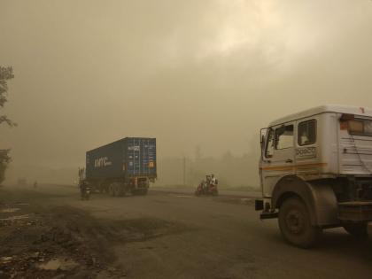 Dust rising from JSW chimney, smell of smoke creates fear among citizens | जेएसडब्ल्यूच्या चिमणीतून उठले धुळींचे लाेळ, धुराच्या वासाने नागरिकांमध्ये भीतीचे वातावरण