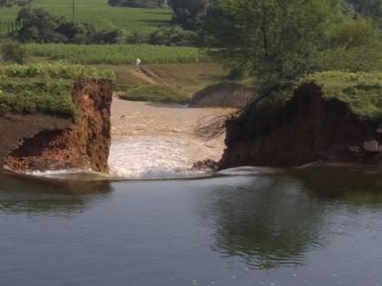 Pench left canal broken: Millions of liters water wasted | पेंच डावा कालवा फुटला : लाखो लिटर पाणी गेले वाया