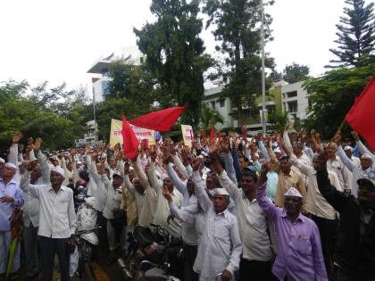 Kolhapur: A pensioner's front of the Collector's office for pending demands | कोल्हापूर : प्रलंबित मागण्यांसाठी जिल्हाधिकारी कार्यालयावर पेन्शनरांचा मोर्चा