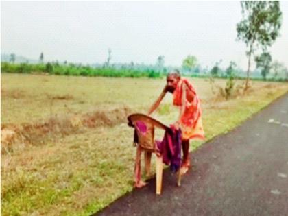 Struggle for pension: Ajibai in the bank with a small chair! | पेन्शनसाठी संघर्ष : तुटक्या खुर्चीने आजीबाई बँकेत!