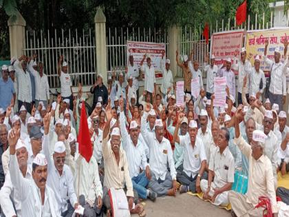 Dreaming of a good day prolongs bad days, pensioners allege; Fasting in Sangli | अच्छे दिनाची स्वप्ने दाखवत बुरे दिन वाढून ठेवले, निवृत्तीवेतनधारकांचा आरोप; सांगलीत लाक्षणिक उपोषण