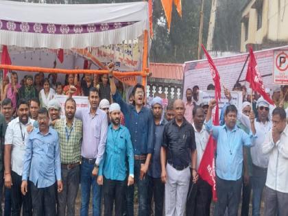 Protest of government employees for old pension in Satara in heavy rain | जुन्या पेन्शनसाठी शासकीय कर्मचाऱ्यांचे साताऱ्यात भर पावसात आंदोलन