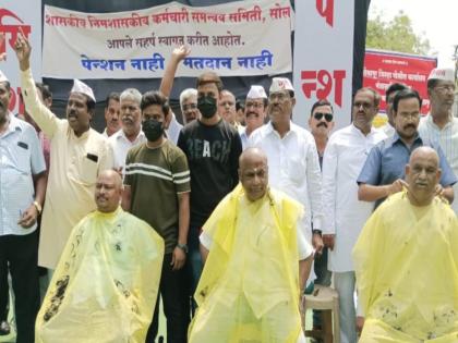 25 employees had a mass shave Agitation for old pension scheme intensified | २५ कर्मचाऱ्यांनी केले सामूहिक मुंडन; जुन्या पेन्शनसाठी आंदोलनाची तीव्रता वाढली