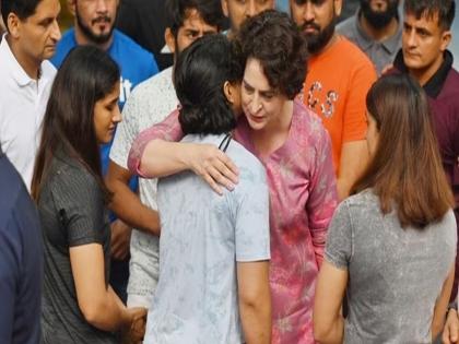 Wrestlers get emotional after meeting Priyanka Gandhi; Demand for Brijbhushan's arrest | प्रियांका गांधींच्या भेटीने कुस्तीपटू झाल्या भावुक; ब्रिजभूषण यांच्या अटकेची मागणी