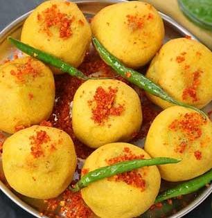 काय सांगता, भाऊ-दादाच्या गाडीवर मिळतात तसे खमंग बटाटेवडे घरी जमतच नाहीत? घ्या परफेक्ट बटाटावड्याची सिक्रेट रेसिपी