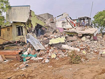 Plotting on the road in the development plan; Six houses in Pethenagar demolished | विकास आराखड्यातील रस्त्यावर प्लॉटिंग; पेठेनगर येथील सहा पक्की घरे जमीनदोस्त Plotting on the road in the development plan; Six houses in Pethenagar demolished | विकास आराखड्यातील रस्त्यावर प्लॉटिंग; पेठेनगर येथील सहा पक्की घरे जमीनदोस्त
