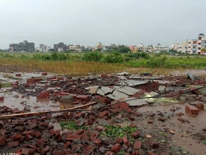 Rain with thunder and lightning in Pethwadgaon area Kolhapur | कोल्हापूर: वडगावात वीज कोसळल्याने परिसर हादरला, घरांच्या काचा फुटल्या