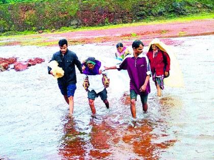 Take the patient back on the back of the cafe | रुग्णाला पाठीवर घेऊन कैक मैल पायपीट