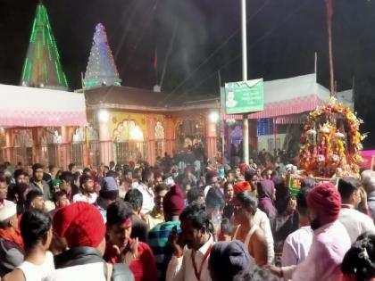 The Yatra of Shrighatai Devi at Ghatwan Satara was conducted in a devotional atmosphere | Satara News: घाटाई देवीच्या यात्रेसाठी भक्तांची अलोट गर्दी, हेलिकॉप्टरमधून मंदिरावर पुष्पवृष्टी