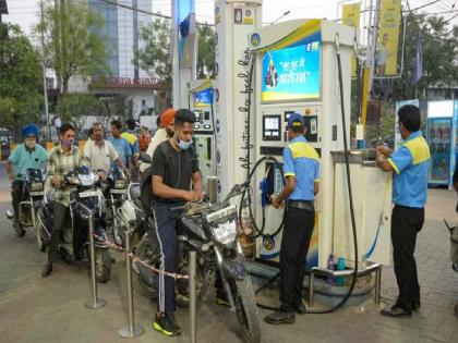 Modi government's big relief to common people before elections; Reduction in petrol-diesel prices | निवडणुकीपूर्वी मोदी सरकारची सामान्यांना मोठी भेट; पेट्रोल-डिझेलच्या किमतीत घट